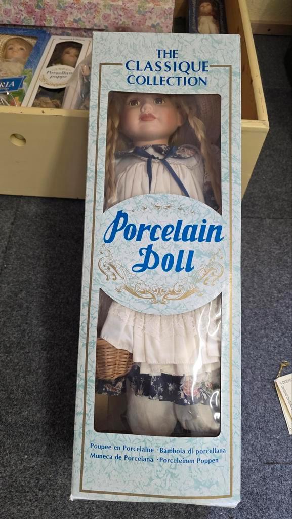 Grote collectie porseleinen poppen, boeken en andere poppen, Verzamelen, Poppen, Zo goed als nieuw, Pop, Ophalen