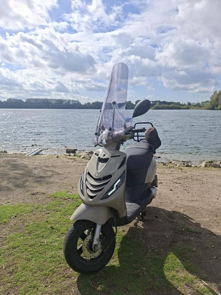 Piaggio zip scooter 2019, Fietsen en Brommers, Scooters | Piaggio, Zo goed als nieuw, Zip, Maximaal 45 km/u, Benzine, Ophalen
