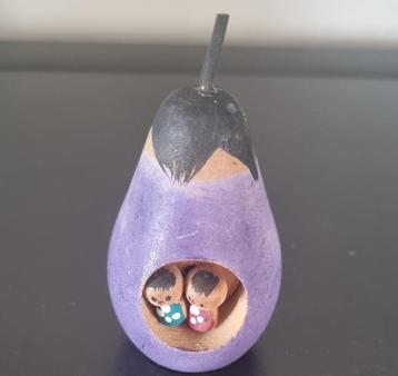 Schattig peertje met kleine kokeshi's beschikbaar voor biedingen