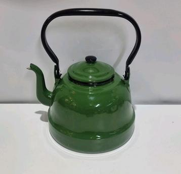 Geemailleerde ketel met deksel groen beschikbaar voor biedingen