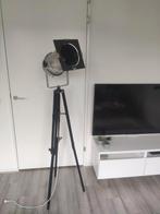 theaterlamp op houten voet, Huis en Inrichting, Lampen | Vloerlampen, Ophalen, Gebruikt