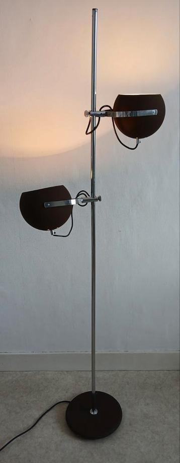 Vintage,  jaren 70 vloerlamp met 2 verstelbare bruine bollen beschikbaar voor biedingen