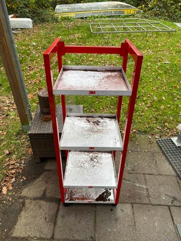 Degelijke stelling/kastje beschikbaar voor biedingen