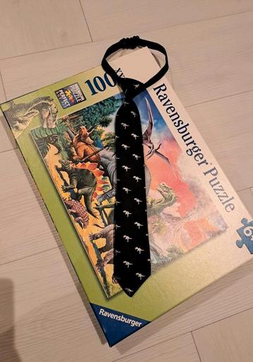 Zwarte stropdas voor kind met zilverkleurige dino's.  beschikbaar voor biedingen
