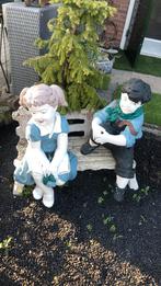 Jongen en meisje beeld op bankje, Tuin en Terras, Ophalen of Verzenden, Gebruikt, Beton, Mensenbeeld