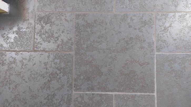 2,2m2 grijze castle stone tegels 2cm dik, getrommelde randen, Doe-het-zelf en Verbouw, Vloerdelen en Plavuizen, Zo goed als nieuw
