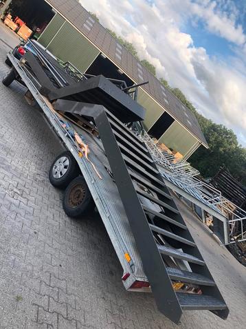 Te koop 4 m trap met tussenbordes 2 delen 1.40 breed beschikbaar voor biedingen