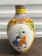Porseleinen vaas in Famille Jaune stijl uit de Qing-dynastie, Ophalen of Verzenden