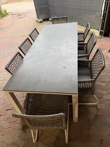 Buiten Tafel met 8 stoelen beschikbaar voor biedingen