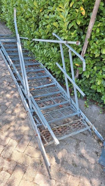 Scharnier trap beschikbaar voor biedingen