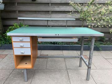 Stalen bureau met een groen blad beschikbaar voor biedingen