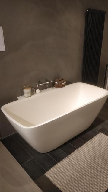 Bad back to wall Romeo  174x86x62 cm mat wit Solid Surface beschikbaar voor biedingen