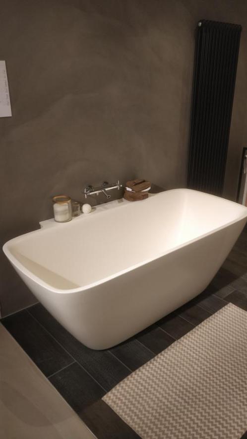 Bad back to wall Romeo  174x86x62 cm mat wit Solid Surface, Huis en Inrichting, Badkamer | Complete badkamers, Nieuw, Ophalen