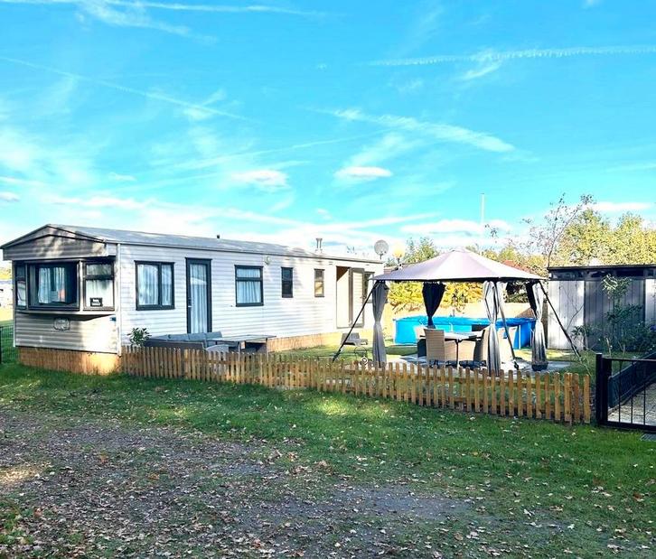 ️ Stacaravan op gezellig plekje aan het water te koop!, Caravans en Kamperen, Stacaravans, meer dan 6, Ophalen