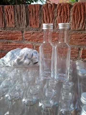 Glazen flessen 100 ml beschikbaar voor biedingen