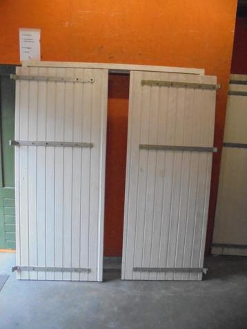 3x gelijke sets openslaande garagedeuren met kozijn beschikbaar voor biedingen