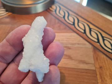 Aragoniet wit beschikbaar voor biedingen
