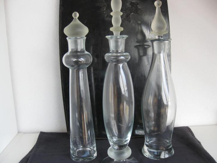 Drie blank glazen karaffen met gematteerde stoppen., Antiek en Kunst, Antiek | Glas en Kristal, Ophalen of Verzenden