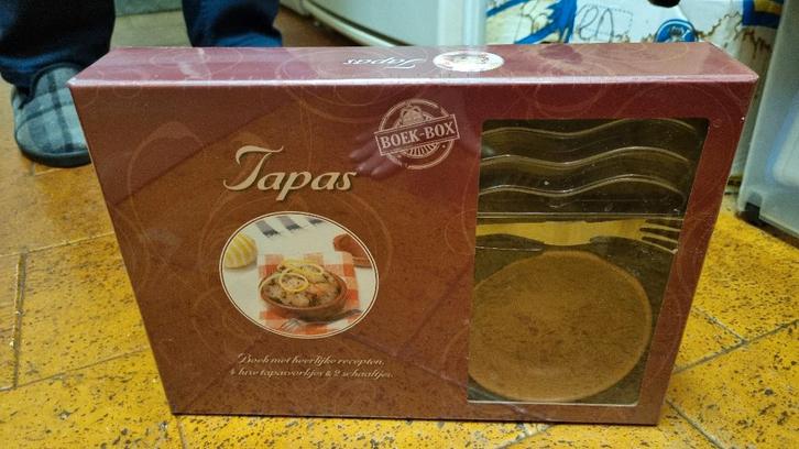 Tapas set (boek met recepten, 4 vorkjes en 2 bordjes), Huis en Inrichting, Keuken | Keukenbenodigdheden, Nieuw, Ophalen of Verzenden