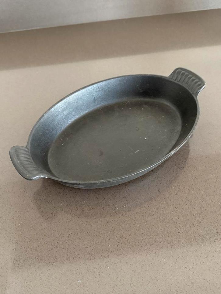Ovenschaal Gietijzer 24 cm - Cousances Made in France, Huis en Inrichting, Keuken | Potten en Pannen, Gebruikt, Overige typen