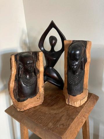 Afrikaans houtsnijwerk boekensteunen beeldje beschikbaar voor biedingen