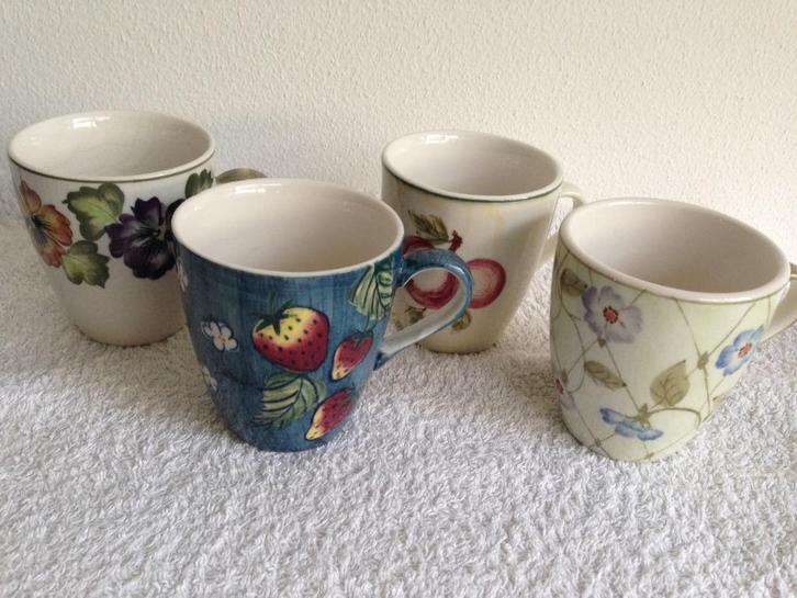 4 VIC'S handbeschilderd koffie kopjes inhoud 125 ml., Huis en Inrichting, Keuken | Servies, Gebruikt, Kop(pen) en/of Schotel(s)