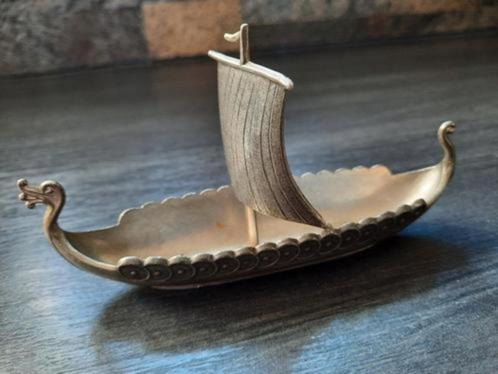 vikingschip - vikingboot - drakenboot van tin, Verzamelen, Beelden en Beeldjes, Zo goed als nieuw, Overige typen, Ophalen of Verzenden