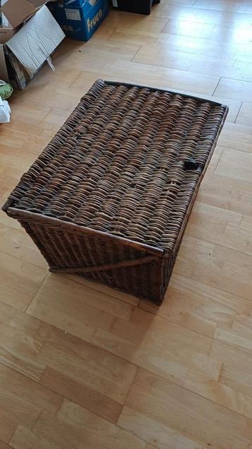 Grote rieten wasmand beschikbaar voor biedingen