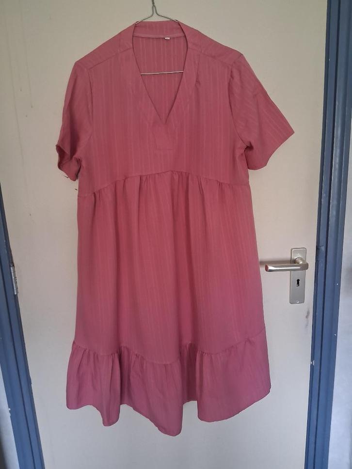 Een roze Zomer-jurk met V-Hals en korte mouwen., Kleding | Dames, Jurken, Zo goed als nieuw, Maat 42/44 (L), Roze, Boven de knie