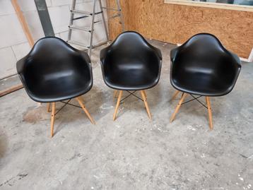 3 Zwarte Kuipstoelen met Armleuningen beschikbaar voor biedingen