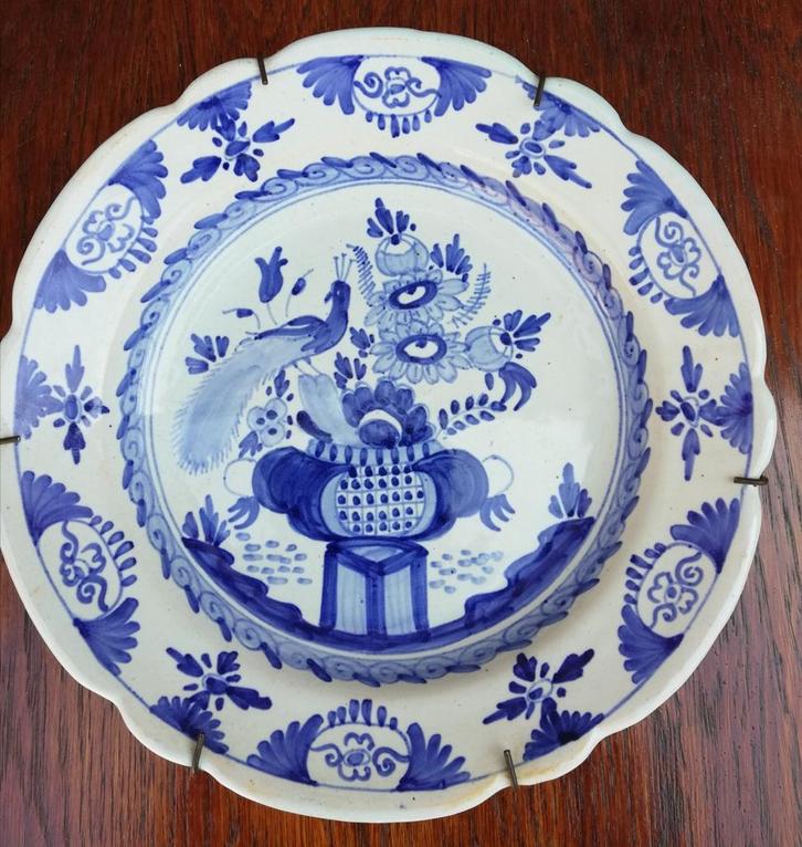 Wandbord. Delft. Pauw/floraal. Handpainted. 32 cm., Antiek en Kunst, Antiek | Wandborden en Tegels, Ophalen