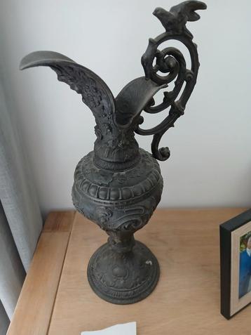 Oude Metalen Kan met Vogel Decoratie beschikbaar voor biedingen