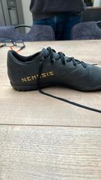 Kunstgras voetbalschoenen Addidas Nemesis maat 44, Sport en Fitness, Voetbal, Ophalen of Verzenden, Zo goed als nieuw, Shirt
