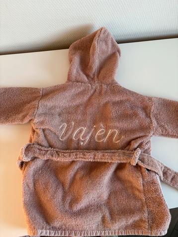 Oudroze badjas met naam Vajèn (0-12 maanden) beschikbaar voor biedingen