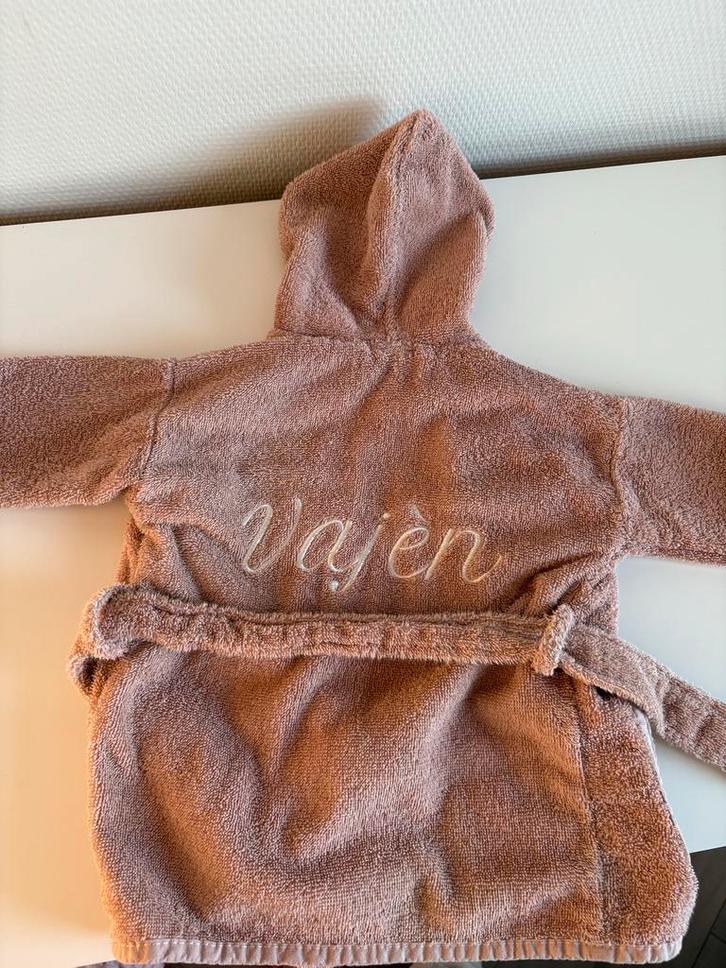 Oudroze badjas met naam Vajèn (0-12 maanden), Kinderen en Baby's, Babykleding | Overige, Zo goed als nieuw, Meisje, Ophalen of Verzenden