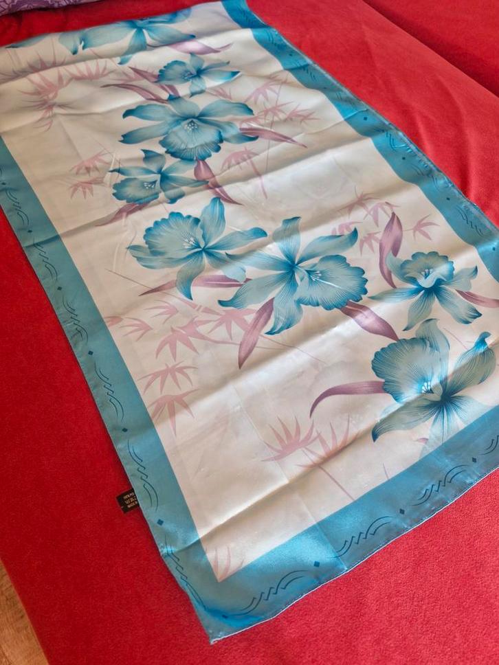 Mooie Sjaal met Bloemenprint, Kleding | Dames, Mutsen, Sjaals en Handschoenen, Zo goed als nieuw, Sjaal, Ophalen of Verzenden