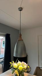 Metalen hanglampen met houten details (2 stuks), Ophalen, Gebruikt, Metaal, 50 tot 75 cm