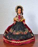 Oude Franse Folklore Pop met Klompjes Jurk Fluweel 25 cm, Ophalen of Verzenden, Gebruikt, Pop