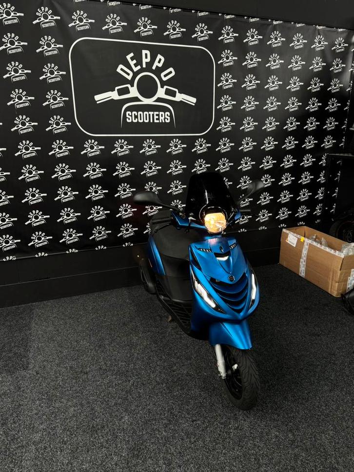 Piaggio zip 2019 EERSTE EIGENAAR, Fietsen en Brommers, Scooters | Piaggio, Zo goed als nieuw, Zip, Benzine, Ophalen