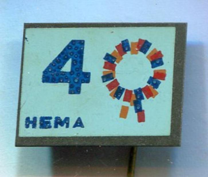 HEMA 40 jaar blik speldje ( L_037 ), Verzamelen, Speldjes, Pins en Buttons, Zo goed als nieuw, Speldje of Pin, Merk, Verzenden