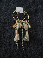 Te koop groen met goudkleurige oorbellen, stekers., Sieraden, Tassen en Uiterlijk, Oorbellen, Overige materialen, Ophalen of Verzenden