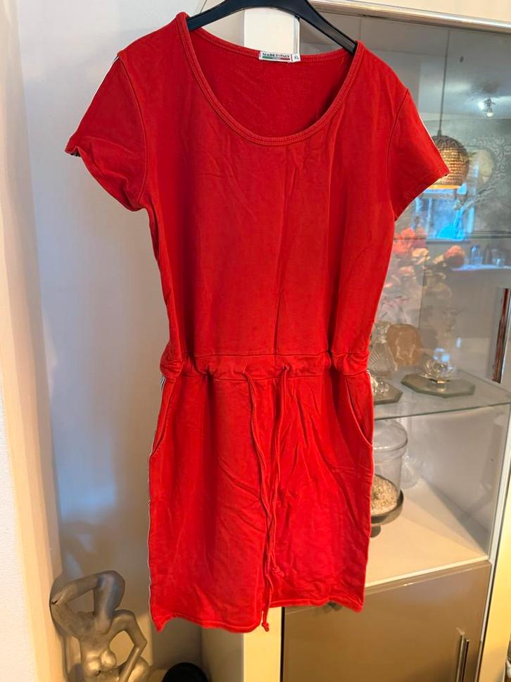 Rode zomerjurk met sportieve details maat M, Kleding | Dames, Jurken, Zo goed als nieuw, Maat 38/40 (M), Rood, Boven de knie, Ophalen of Verzenden
