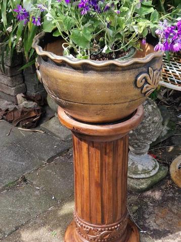 Terracotta bloempot op terracotta zuil (87 cm) (brocante) beschikbaar voor biedingen