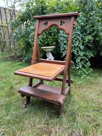 Antieke oude vintage houten biechtstoel beschikbaar voor biedingen