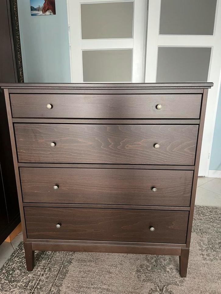 Ladekast met 4 lades donkerbruin geglazuurd (Ikea), Huis en Inrichting, Kasten | Ladekasten, Gebruikt, 100 tot 150 cm, 100 tot 150 cm