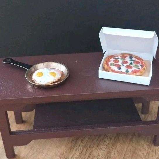 GEBAKKEN EITJES IN KOEKENPAN EN EEN PIZZA IN DOOS 1:12, Verzamelen, Poppenhuizen en Toebehoren, Nieuw, Poppenhuis, Ophalen of Verzenden