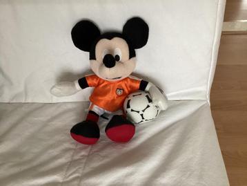 Mickey als ned elftal oranje shirt voetballer beschikbaar voor biedingen