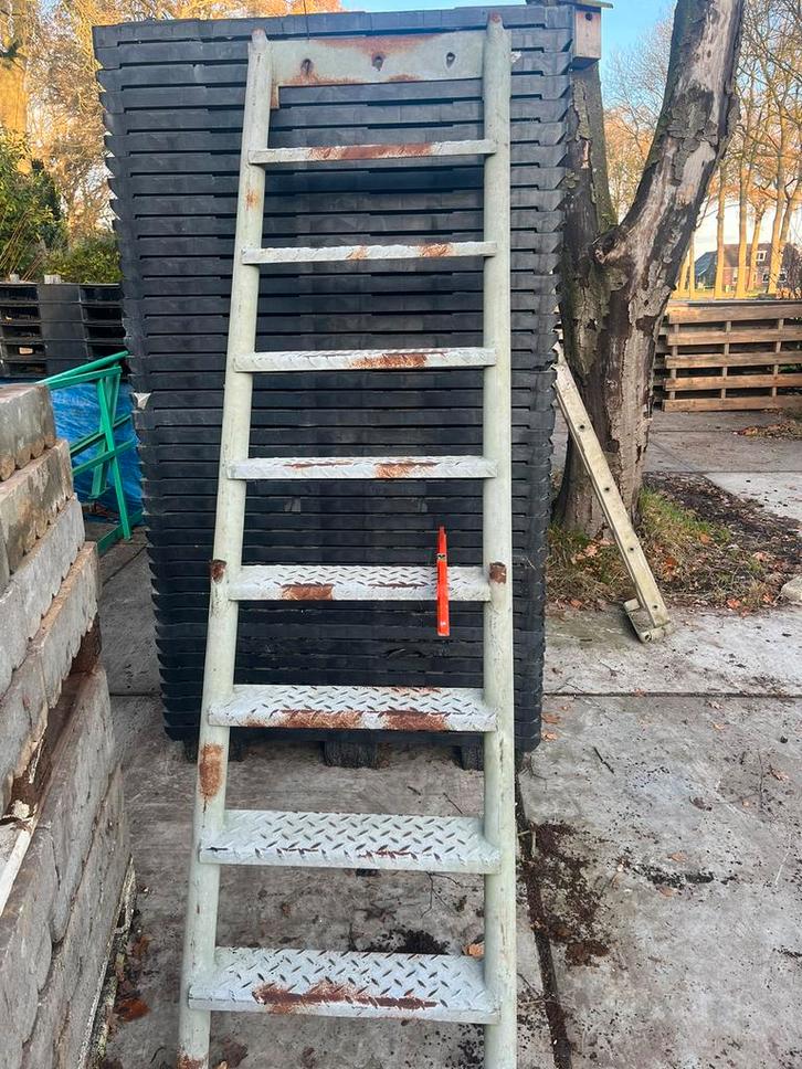 Stalen trap 206.m ho 65 br. 8 x anti slip trede 58x12cm, Doe-het-zelf en Verbouw, Overige Doe-het-zelf en Verbouw, Gebruikt, Ophalen