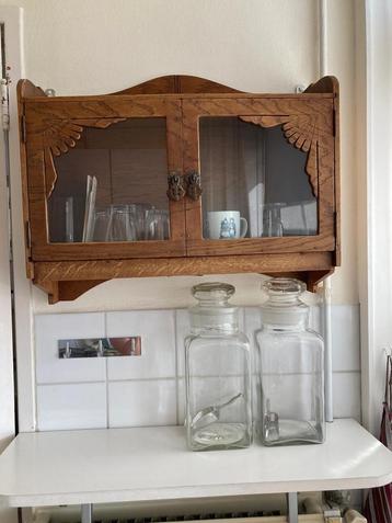 Vintage wandkastje beschikbaar voor biedingen