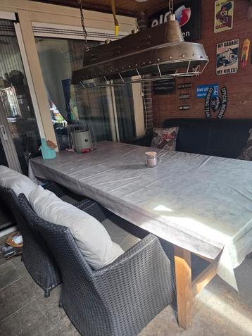 Tafel met bank en stoelen beschikbaar voor biedingen
